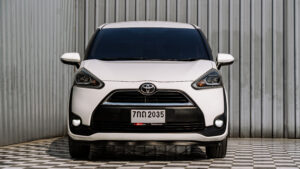 Toyota Sienta (3)