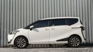 Toyota Sienta (7)