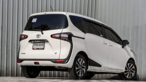 Toyota Sienta (9)